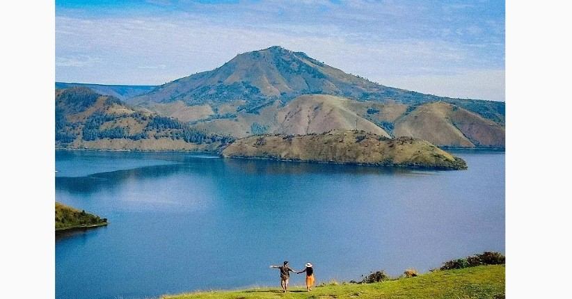 Bukit-bukit hijau Holbung