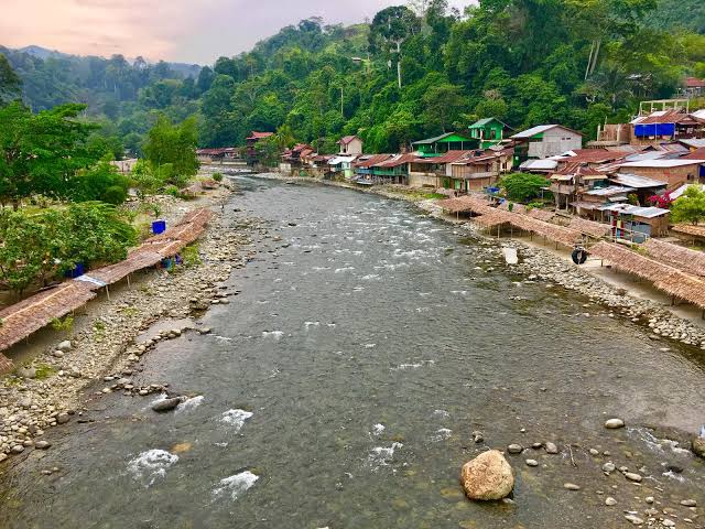 Sungai Bahorok dan desa Bukit Lawang