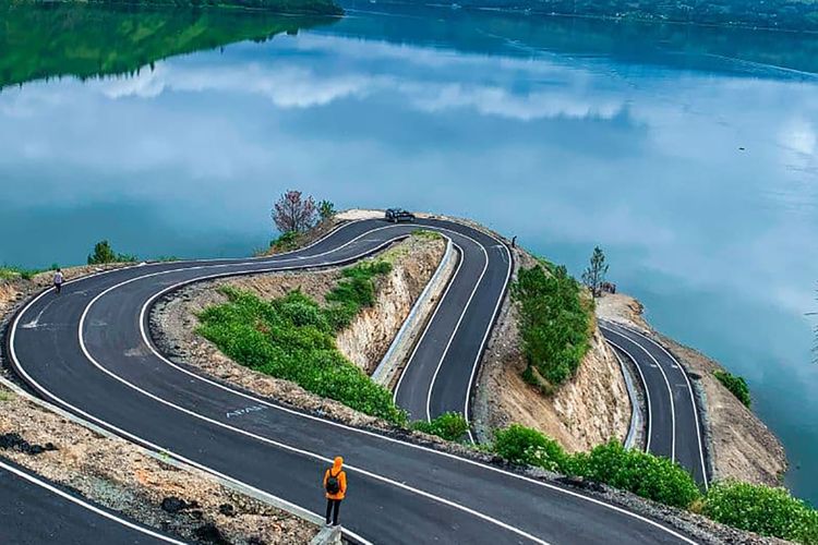 Jalan berkelok di Bukit Sibea-bea