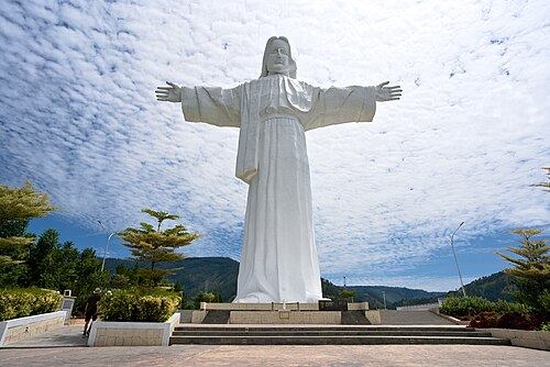 Patung Yesus menghadap Danau Toba