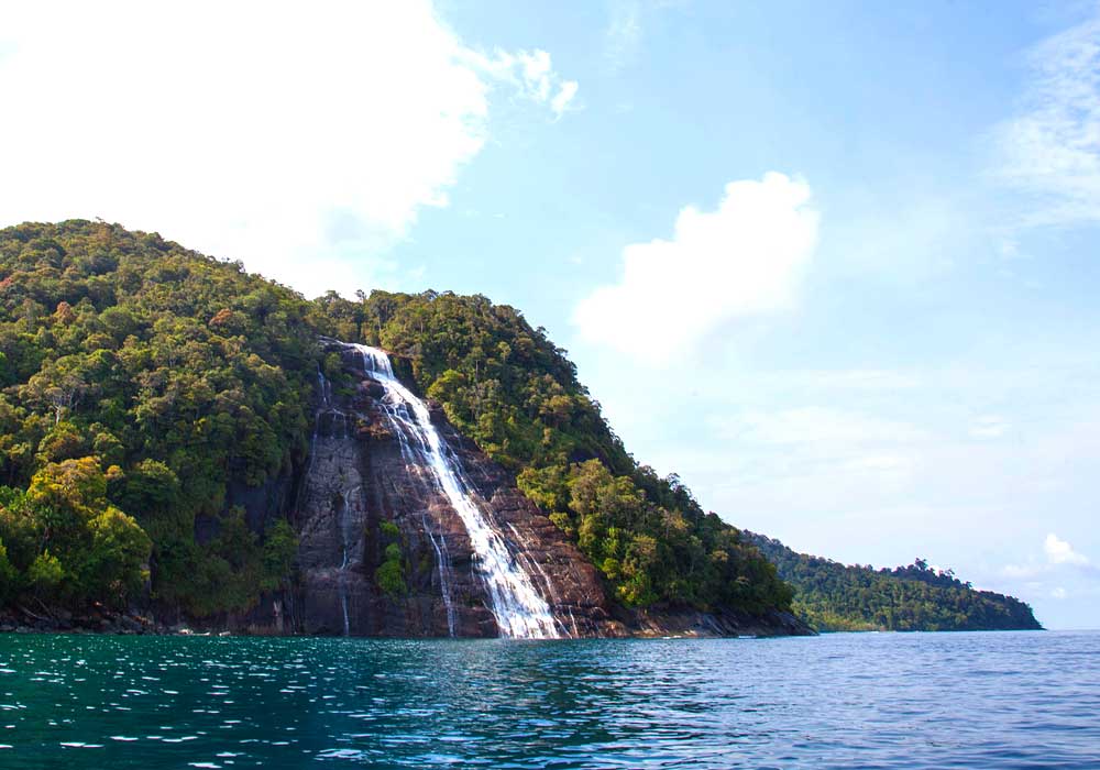 Air terjun Mursala jatuh ke laut